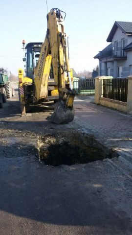 	Trwają prace przy usuwaniu awarii wodociągu w miejscowości Bujnice