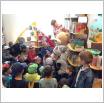 Galeria zdjęć: Przedszkolaki w bibliotece. Link otwiera powiększoną wersję zdjęcia.